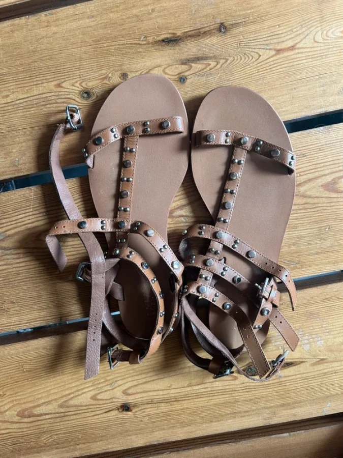 Illustration de Sandales beige-camel 