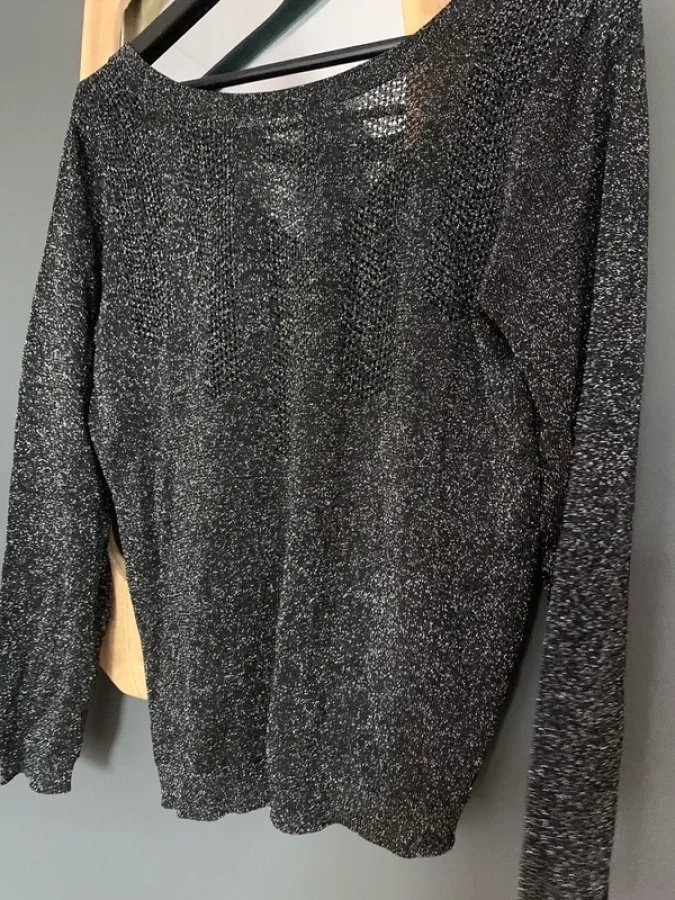 Illustration de Pull neuf Ikks noir à paillettes  
