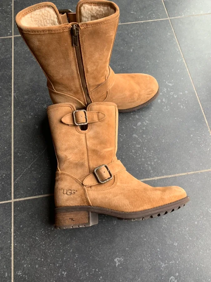 Illustration de Ugg beige avec tirette  