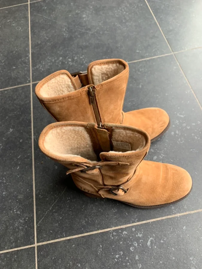 Illustration de Ugg beige avec tirette  