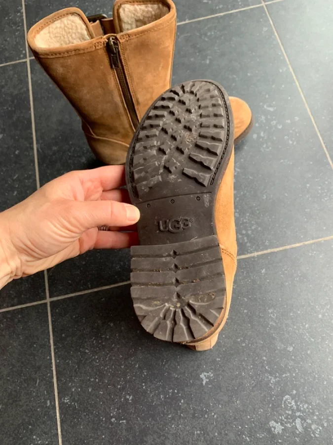 Illustration de Ugg beige avec tirette  