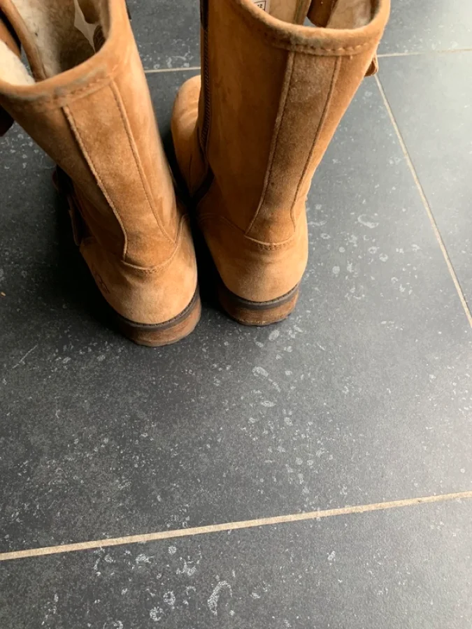 Illustration de Ugg beige avec tirette  