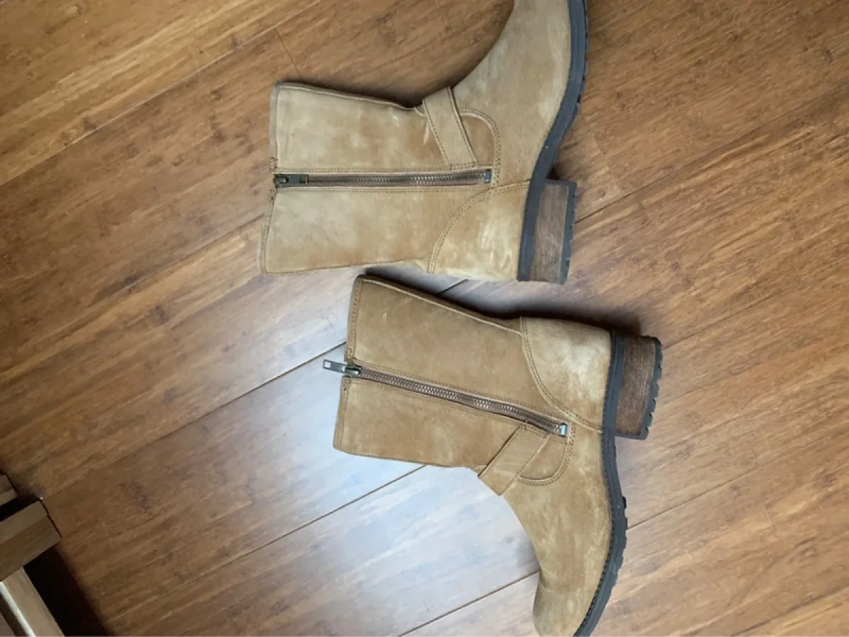 Illustration de Ugg beige avec tirette  