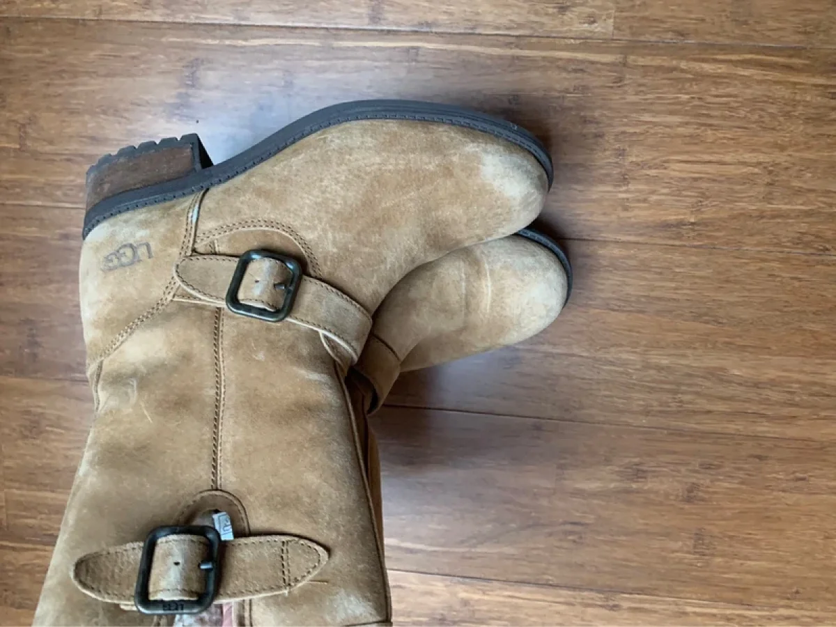 Illustration de Ugg beige avec tirette  