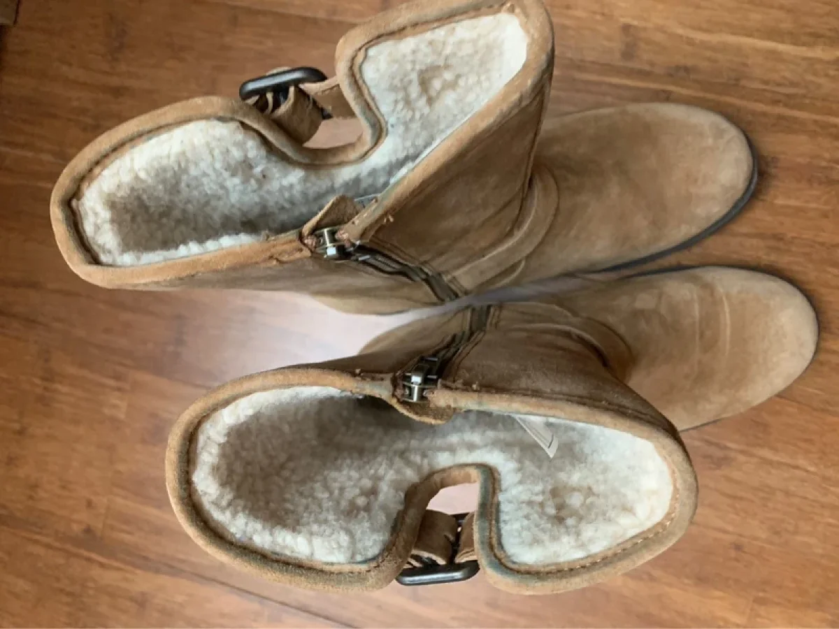 Illustration de Ugg beige avec tirette  