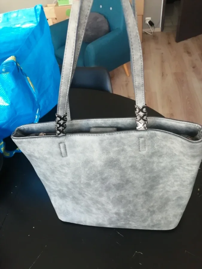 Illustration de Sac à main gris 