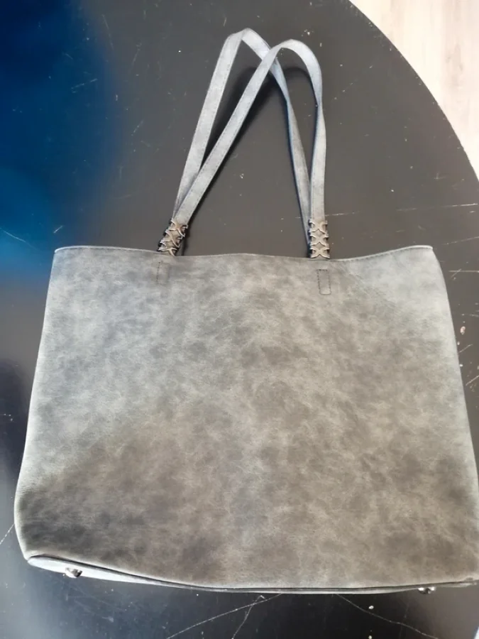 Illustration de Sac à main gris 
