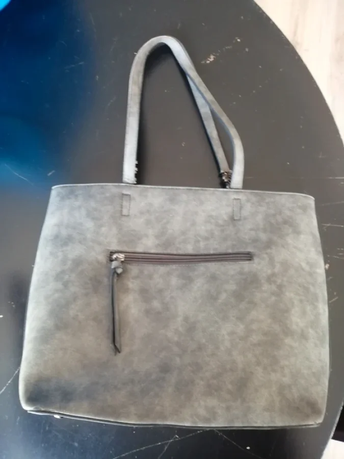 Illustration de Sac à main gris 