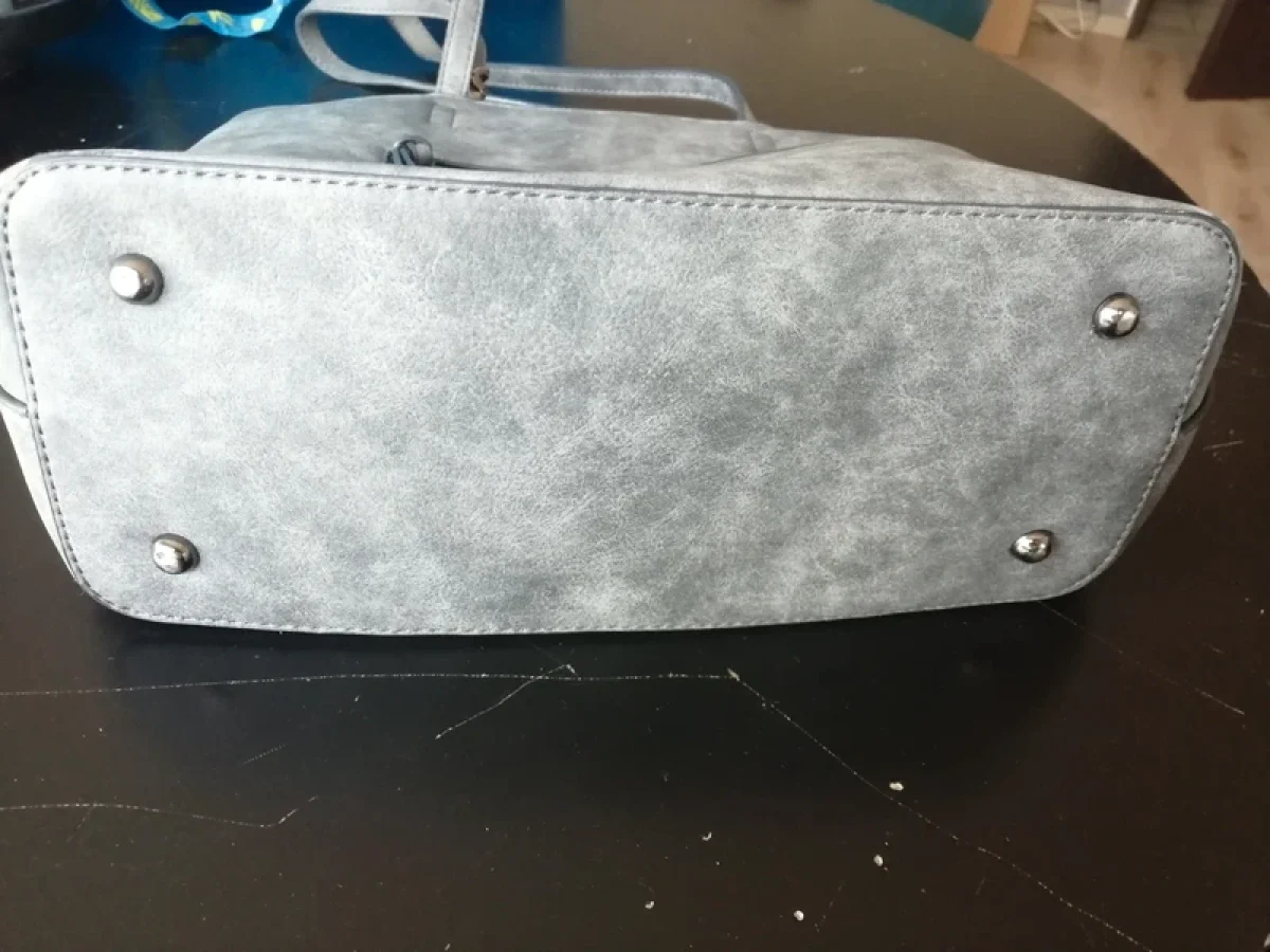 Illustration de Sac à main gris 