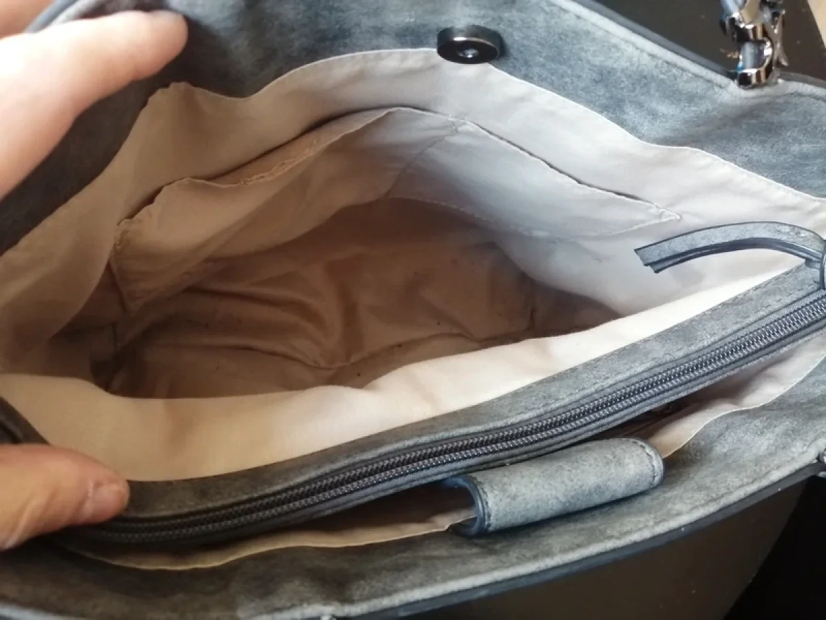 Illustration de Sac à main gris 