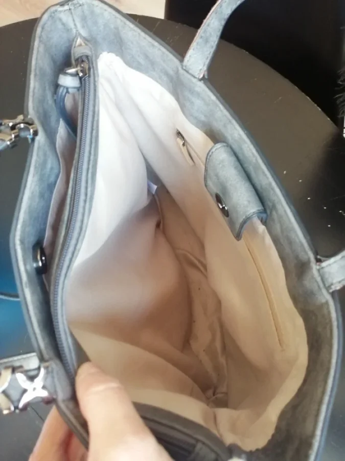 Illustration de Sac à main gris 
