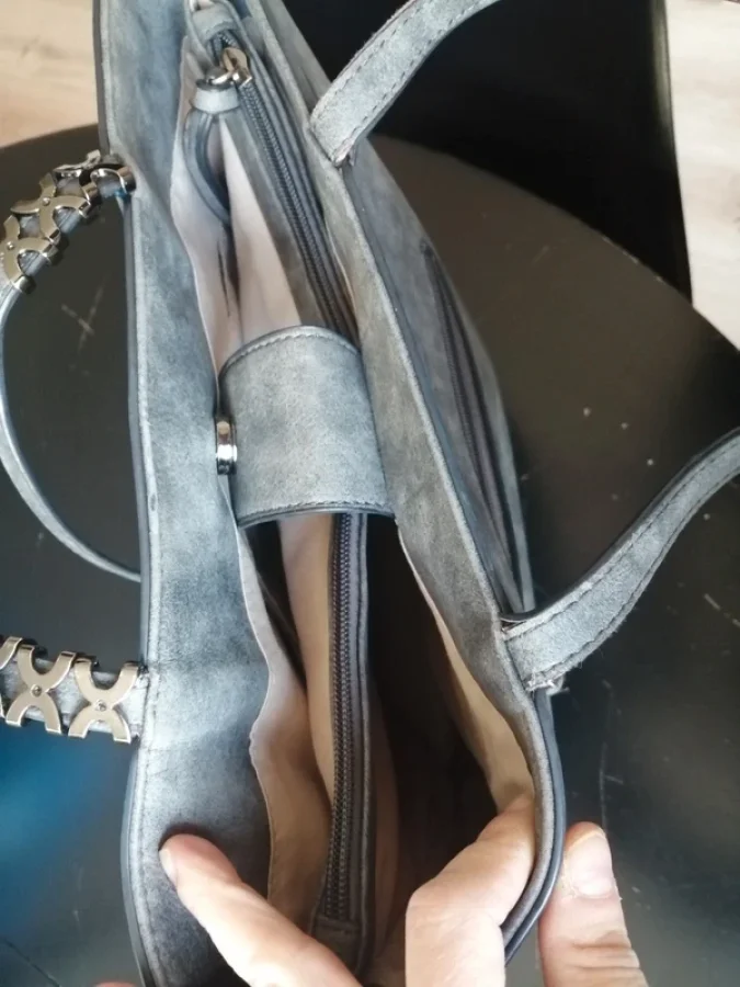 Illustration de Sac à main gris 