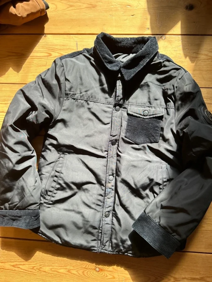 Illustration de Sur chemise Ikks noire 