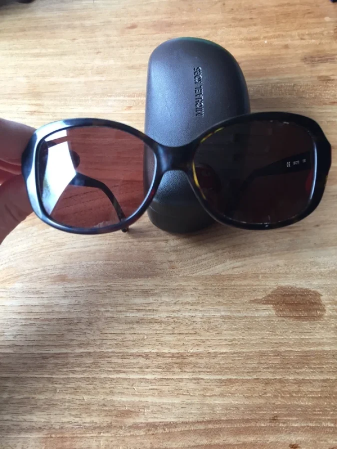Illustration de Lunettes Michael Kors brunes  