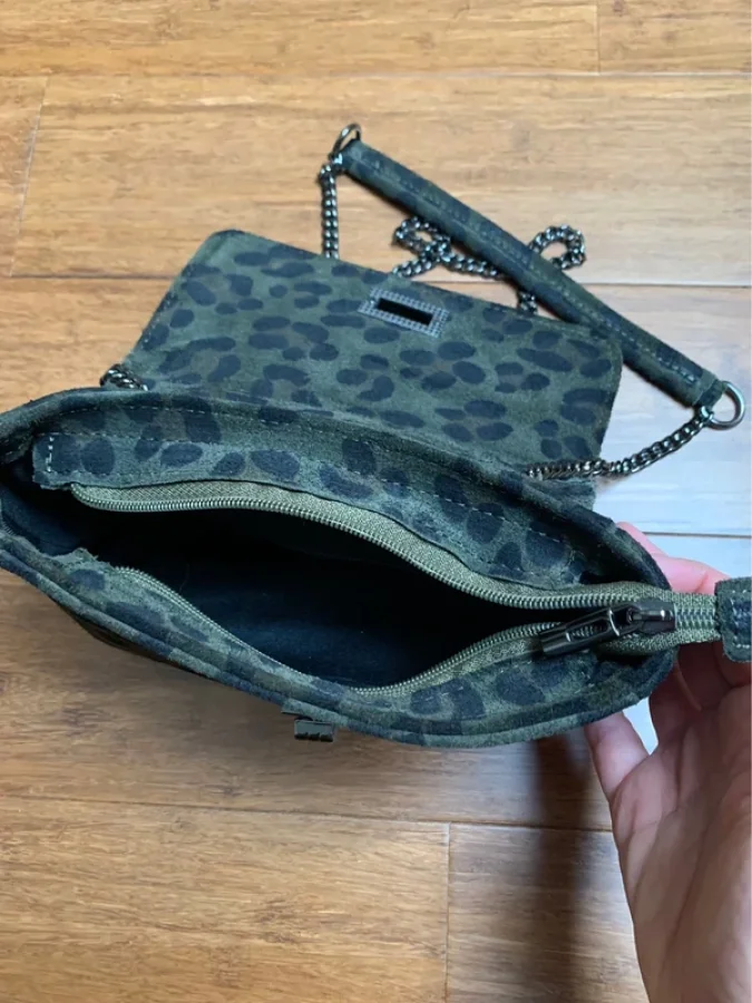 Illustration de Sac léopard daim kaki 