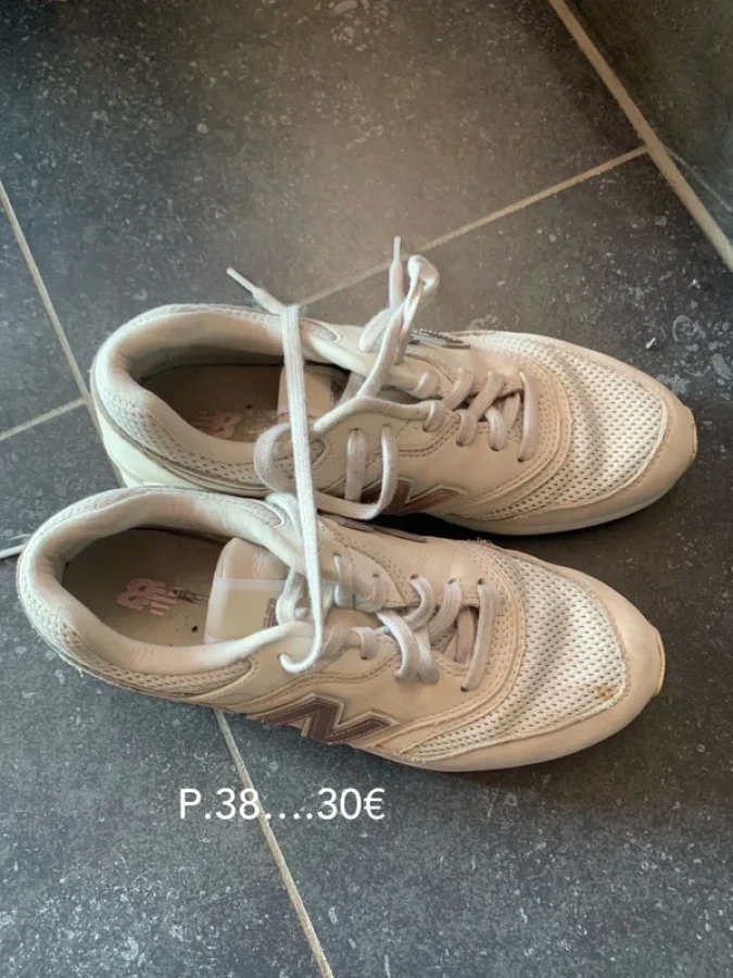 Illustration de Baskets neige et rosée 