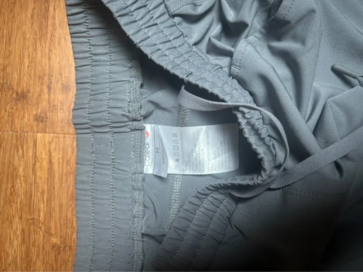 Illustration de Pantalon de marche 