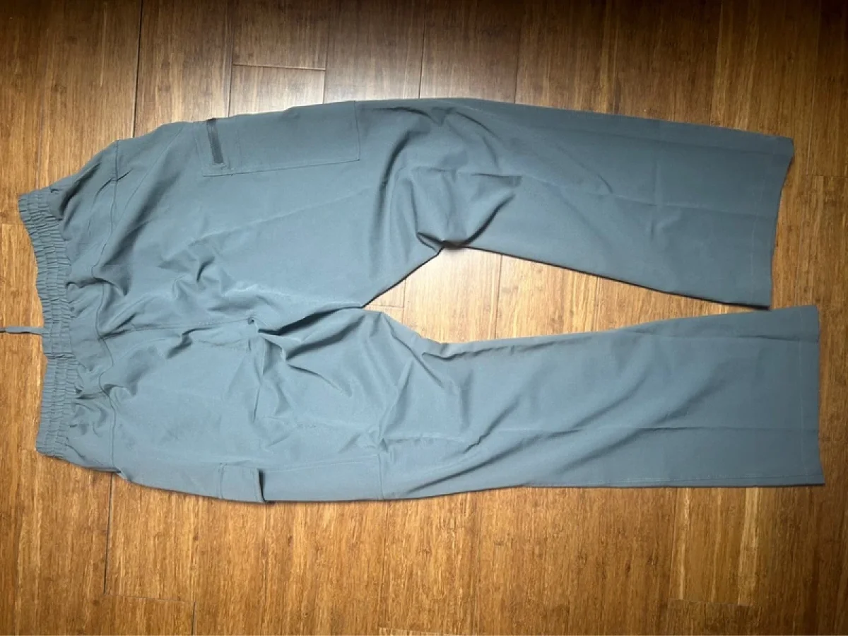 Illustration de Pantalon de marche 