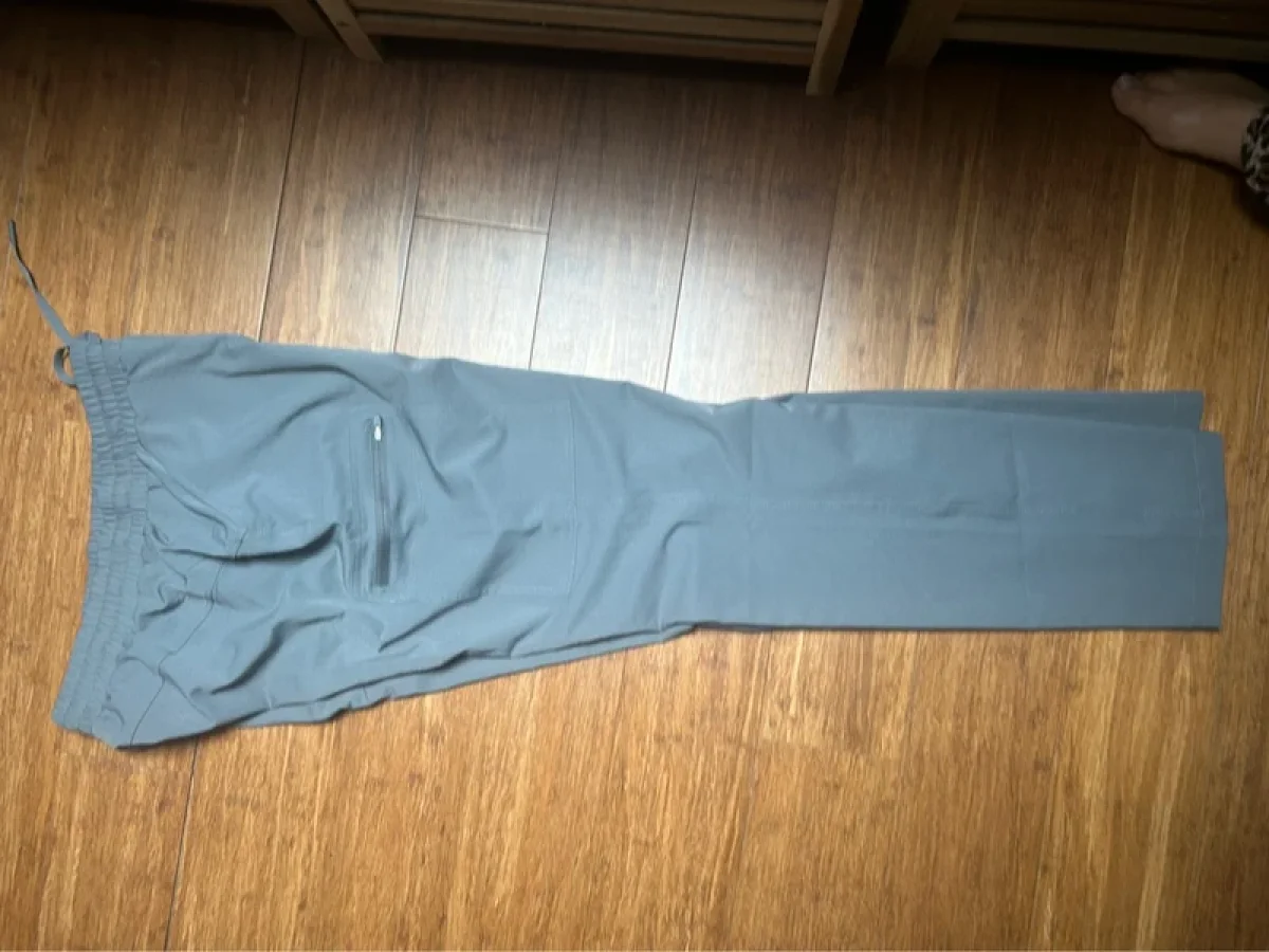 Illustration de Pantalon de marche 