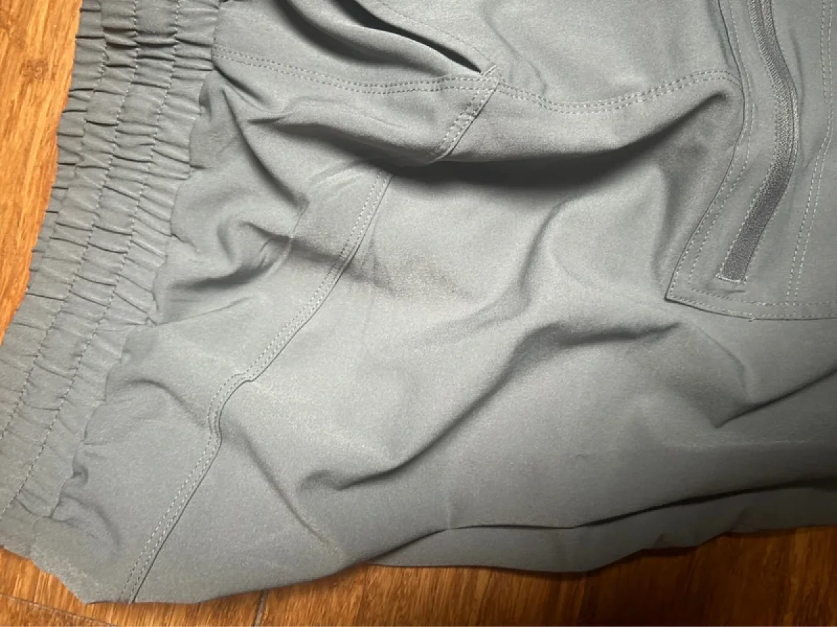 Illustration de Pantalon de marche 