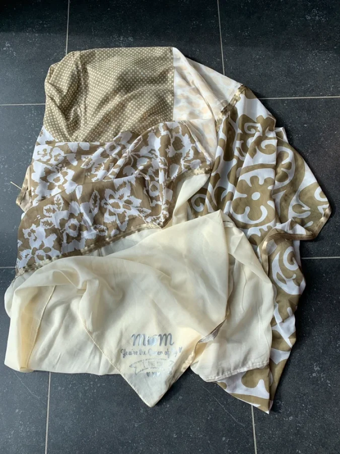 Illustration de Foulard Shanna kaki 