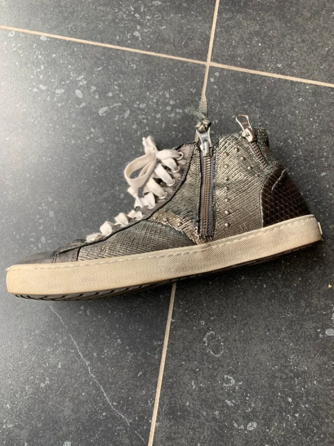 Illustration de Baskets Cuir 