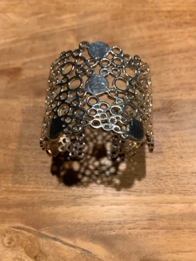 Illustration de Manchette en argent 