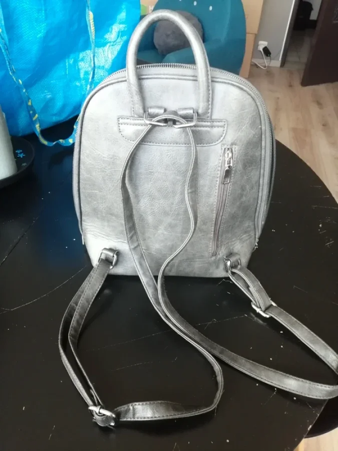 Illustration de Sac à main/ sac à dos gris 