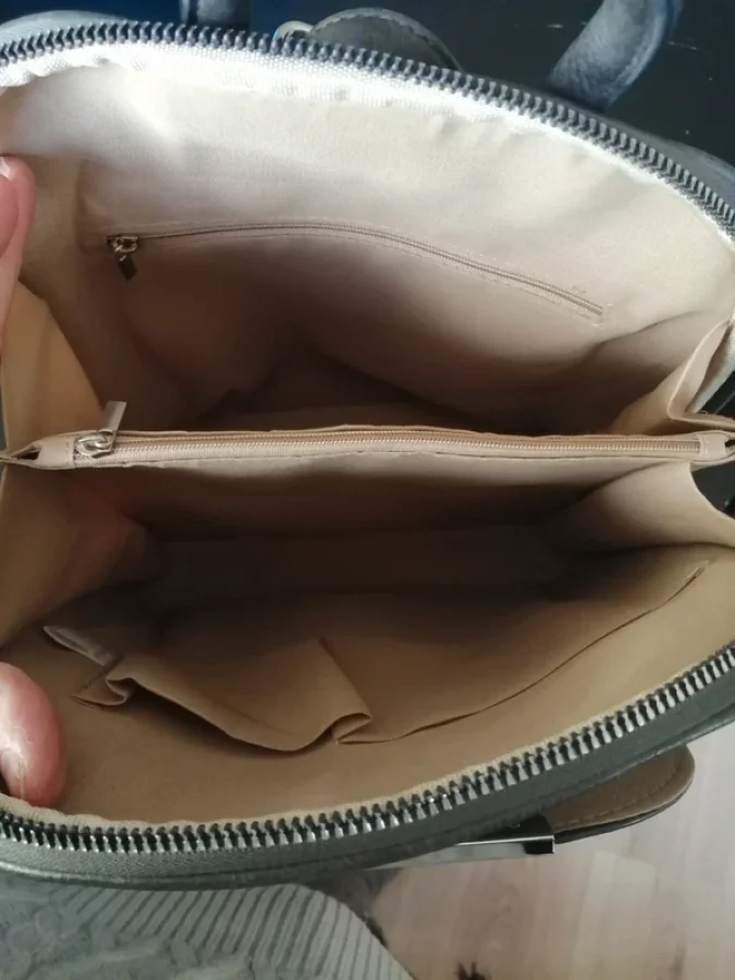 Illustration de Sac à main/ sac à dos gris 