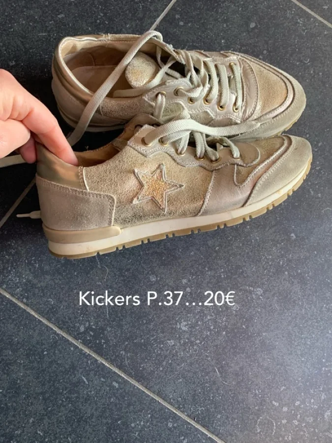 Illustration de Baskets dorées kickers 