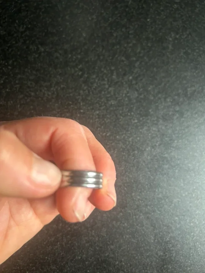 Illustration de Bague en acier 