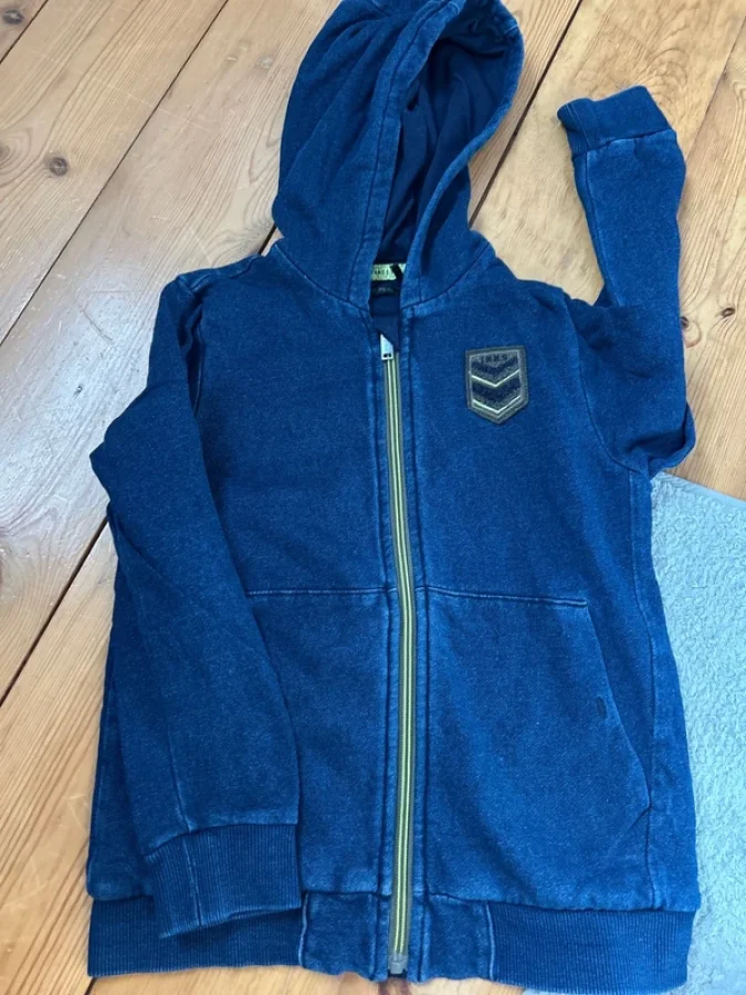 Illustration de Sweat bleu délavé Ikks 