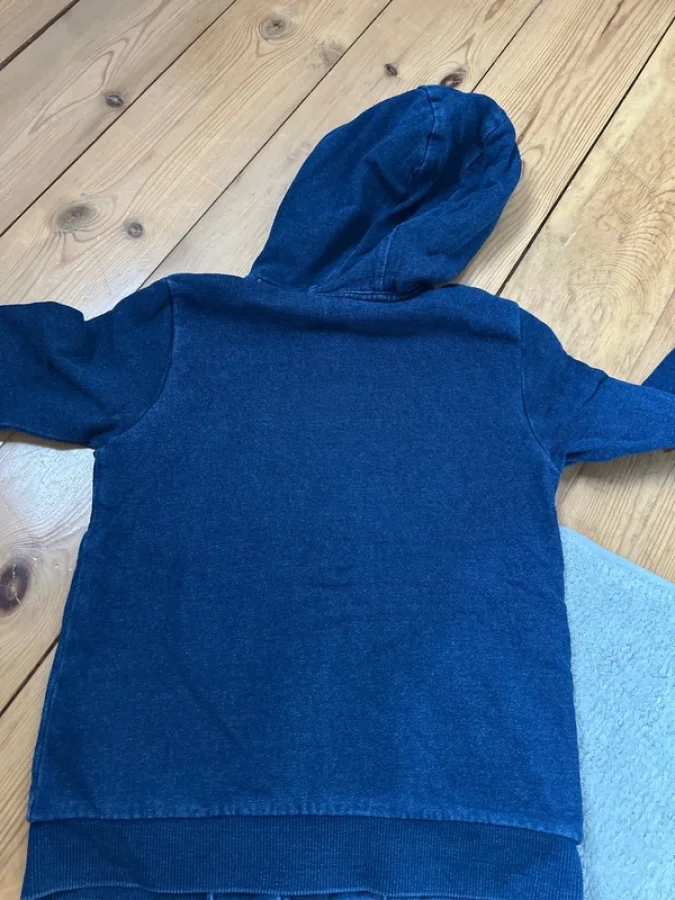 Illustration de Sweat bleu délavé Ikks 