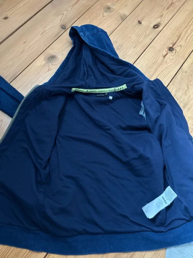 Illustration de Sweat bleu délavé Ikks 