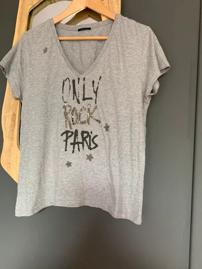 Illustration de T-shirt gris Ikks 
