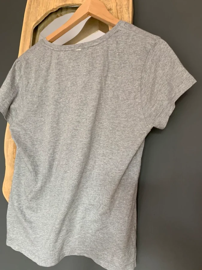 Illustration de T-shirt gris Ikks 