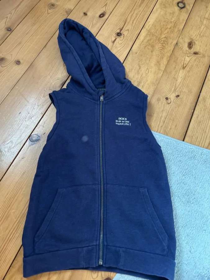 Illustration de Sweat bleu Ikks 