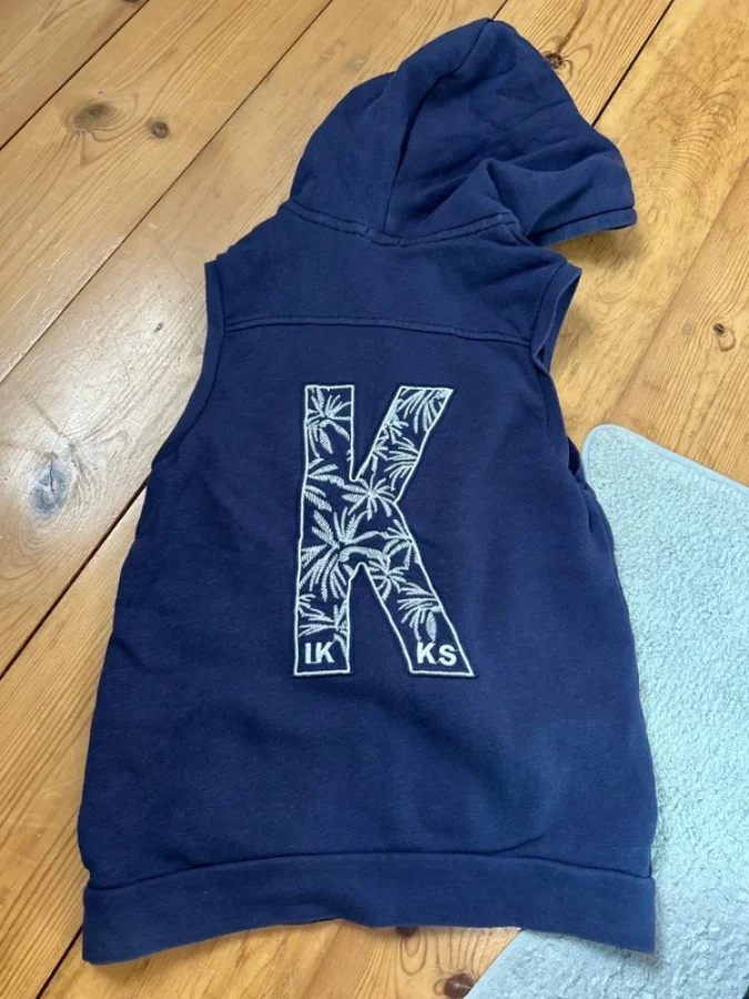 Illustration de Sweat bleu Ikks 