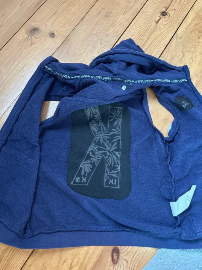 Illustration de Sweat bleu Ikks 