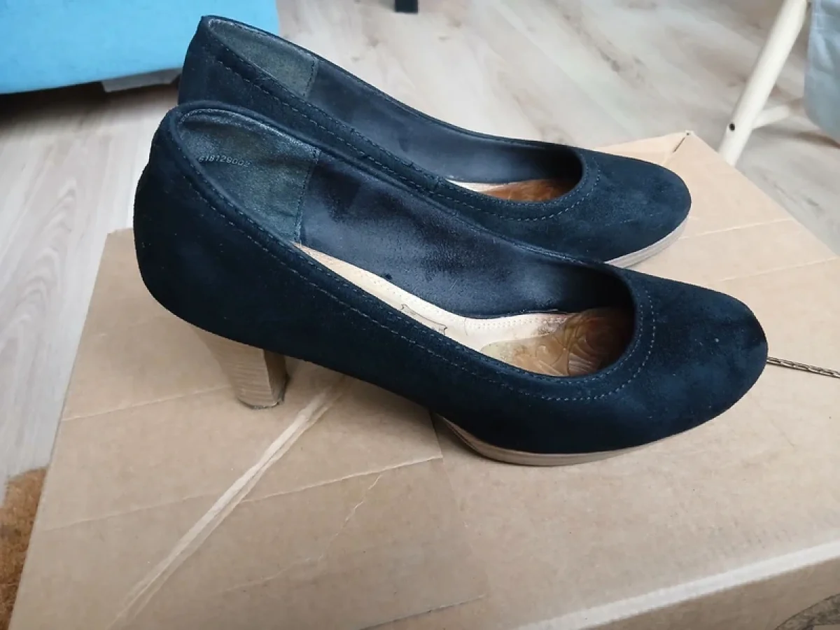 Illustration de Escarpins noirs à talons 