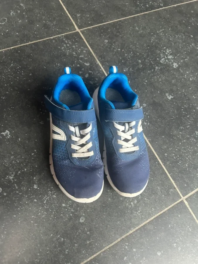 Illustration de Baskets bleues 