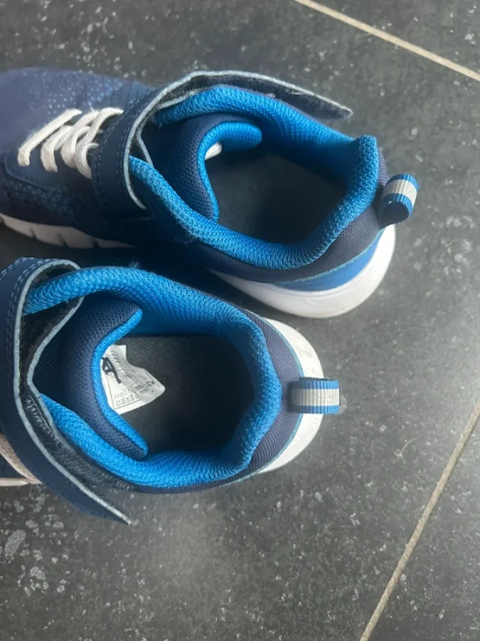 Illustration de Baskets bleues 