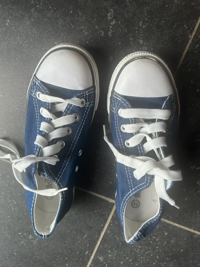 Illustration de Baskets bleues 