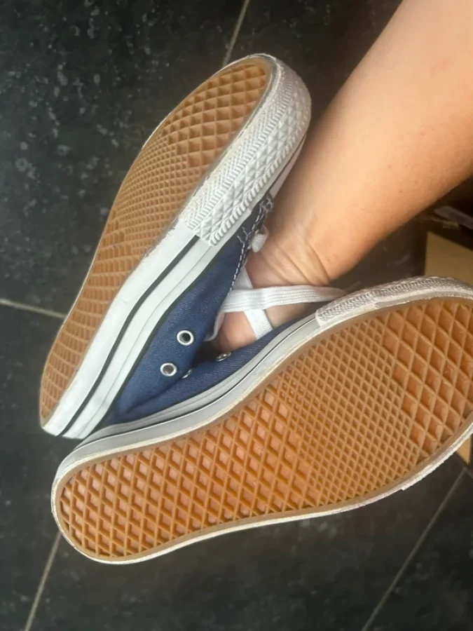 Illustration de Baskets bleues 