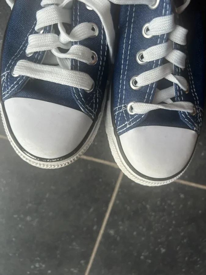 Illustration de Baskets bleues 