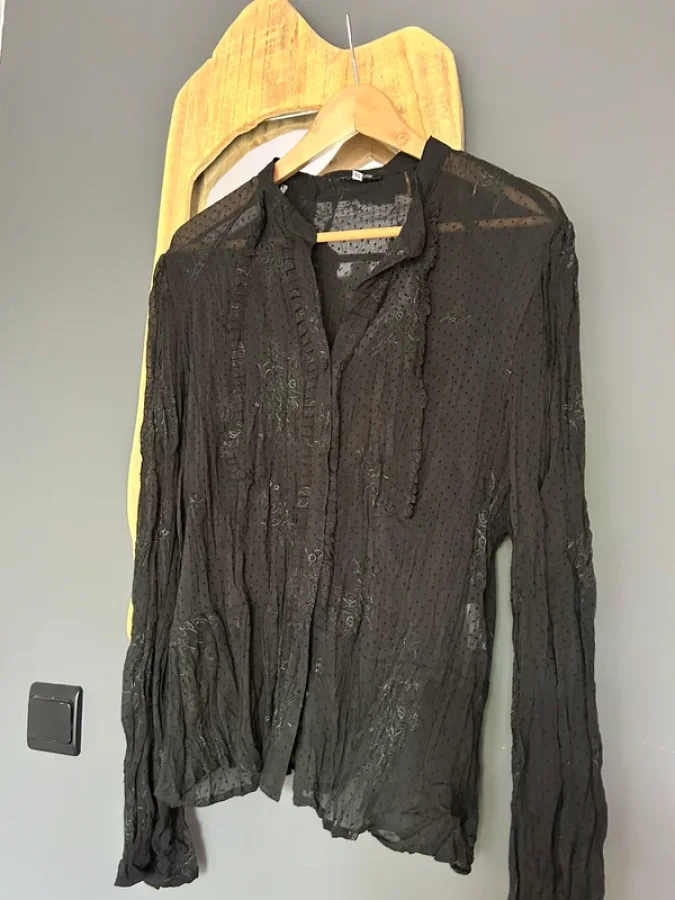 Illustration de Chemise noire transparente  