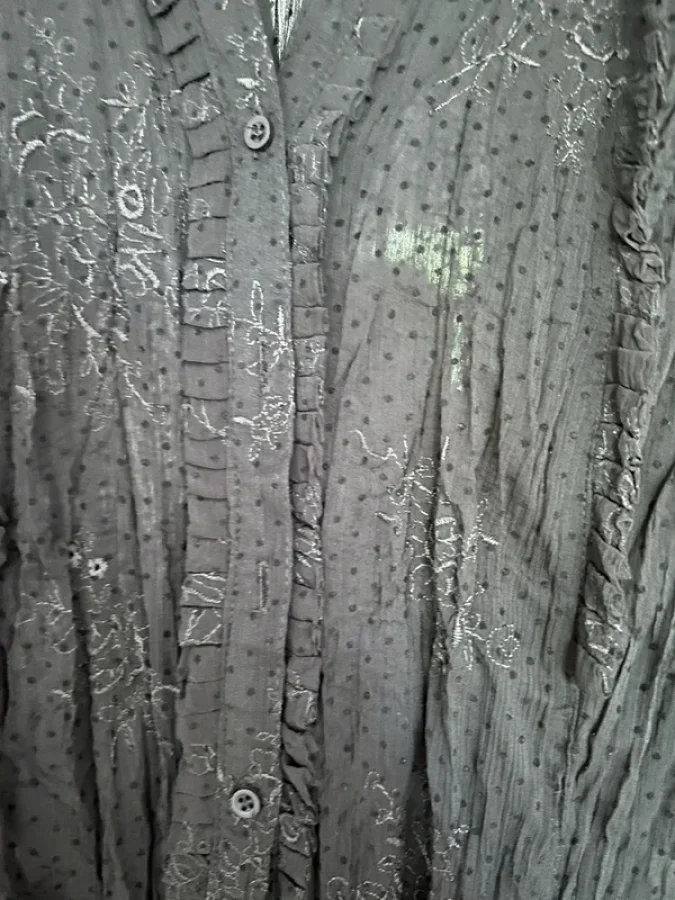 Illustration de Chemise noire transparente  