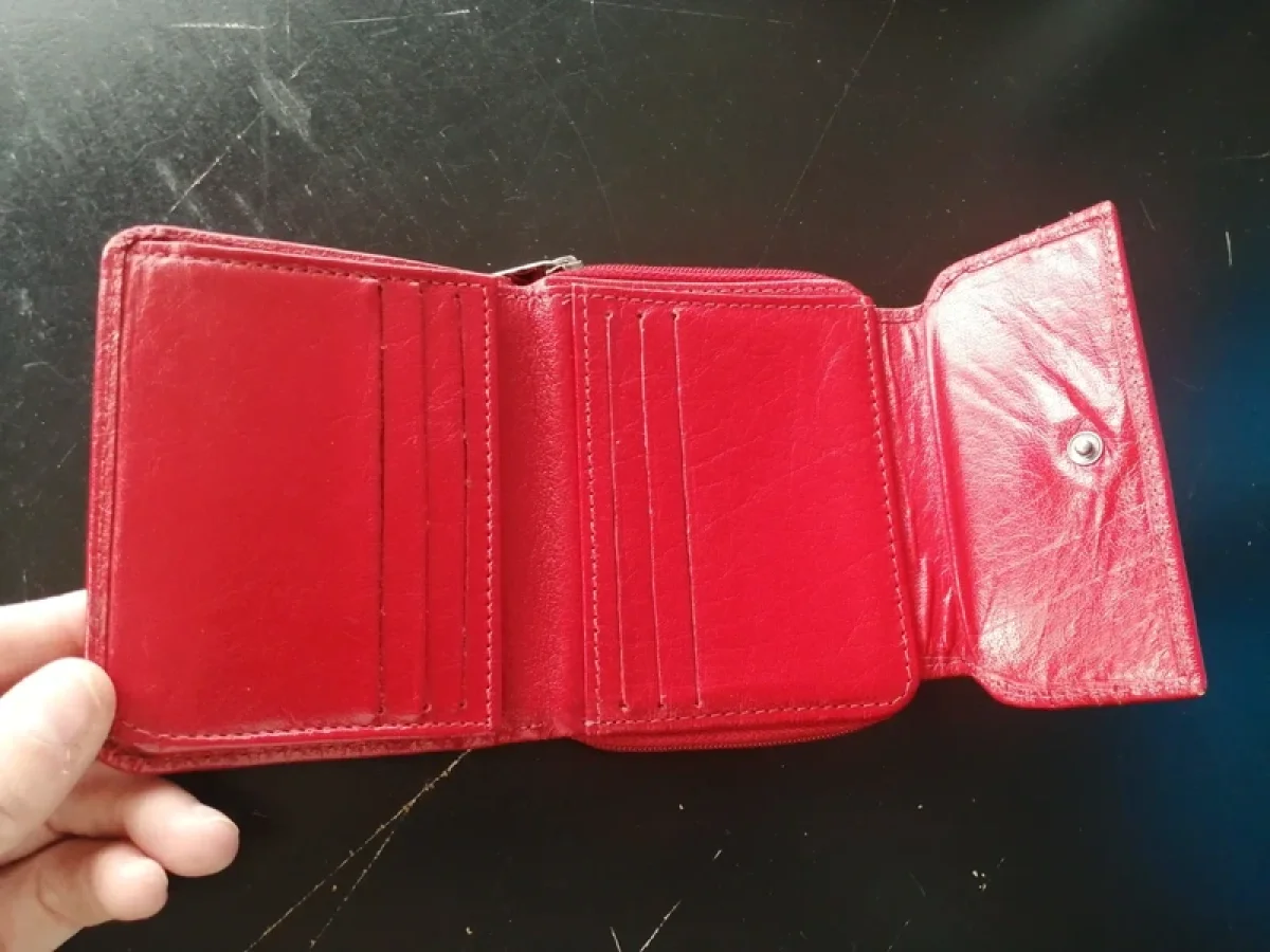 Illustration de Portefeuille femme rouge 
