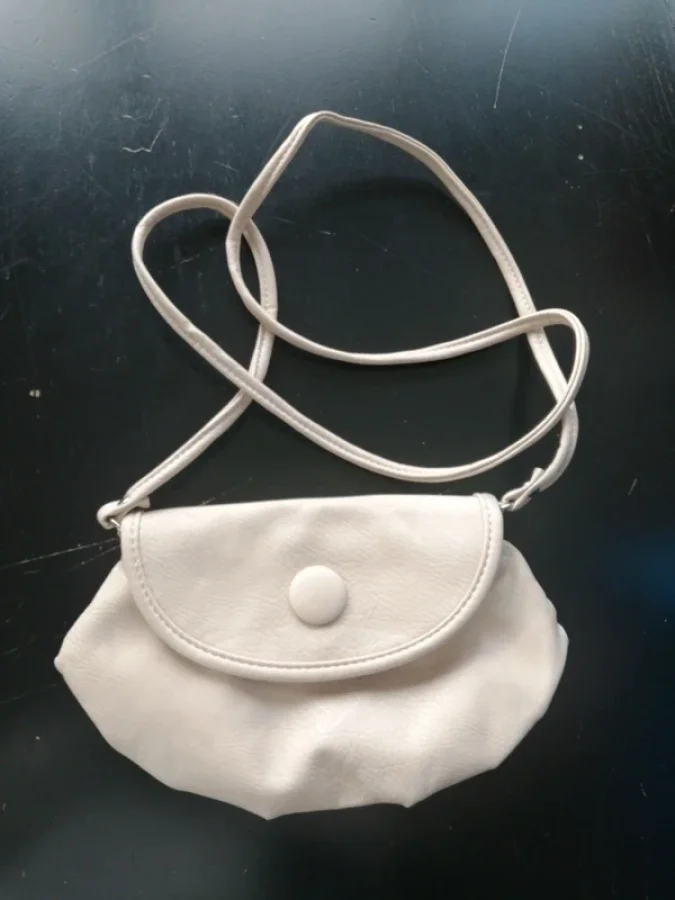 Illustration de Petit sac à main crème 