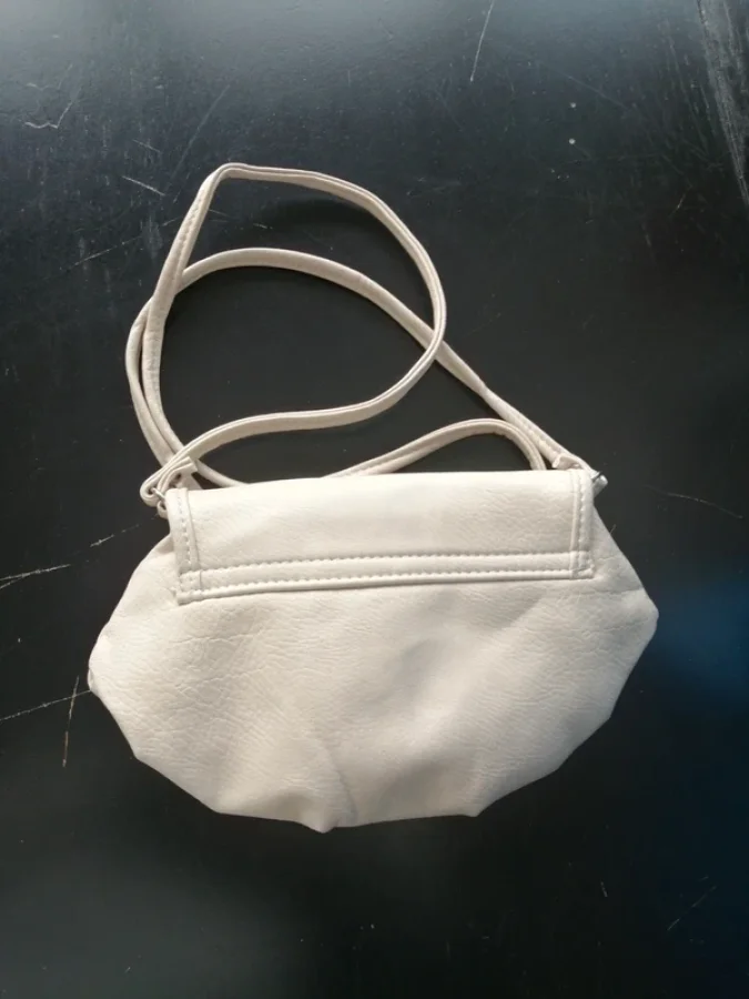 Illustration de Petit sac à main crème 